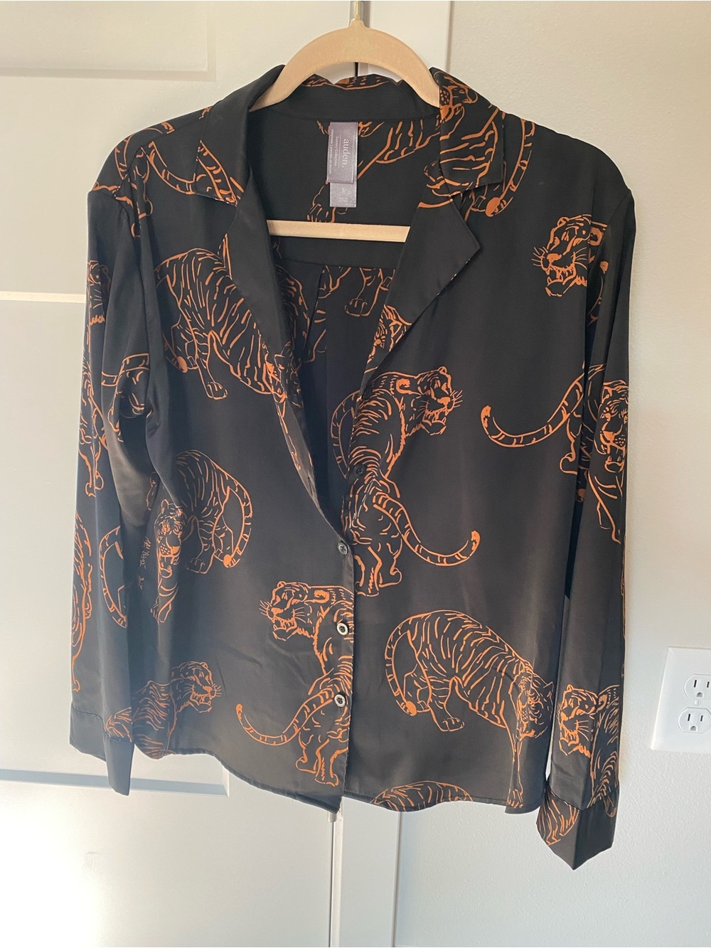 Black Long-Sleeve Button Front Top w/Orange Tiger 🐅 Print/LN